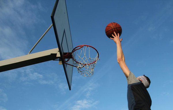 Comment structurer une séance d'entraînement pour maximiser la vitesse et l'endurance des meneurs de jeu?