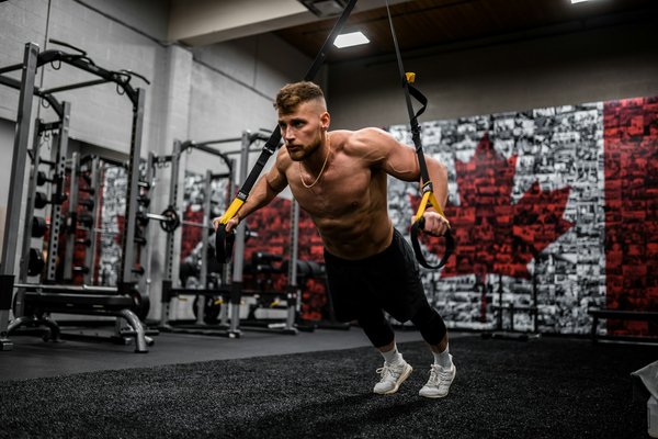 Quels exercices de musculation pour renforcer les muscles des épaules en pole dance?