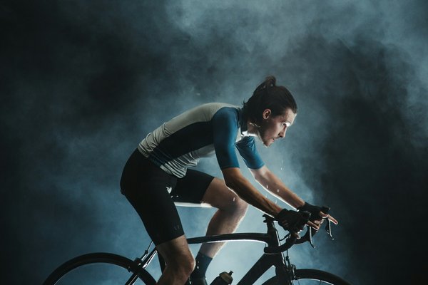 Comment les exercices de gainage peuvent-ils améliorer la stabilité des athlètes pratiquant le cyclisme en salle?